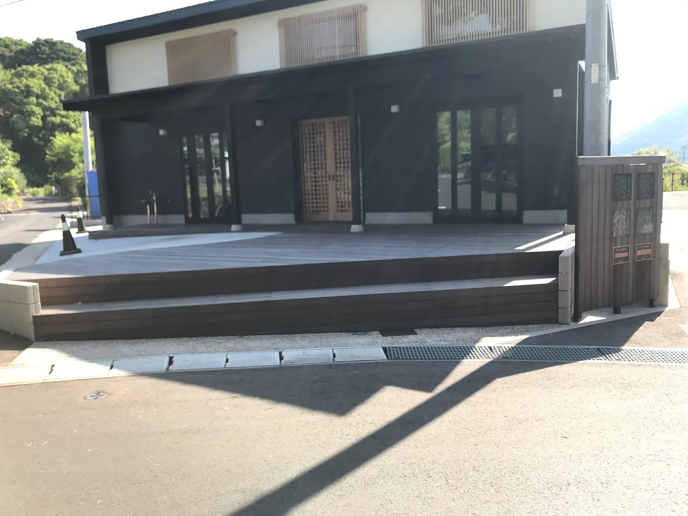 段差の長さと奥行きが分かる建物正面の全景