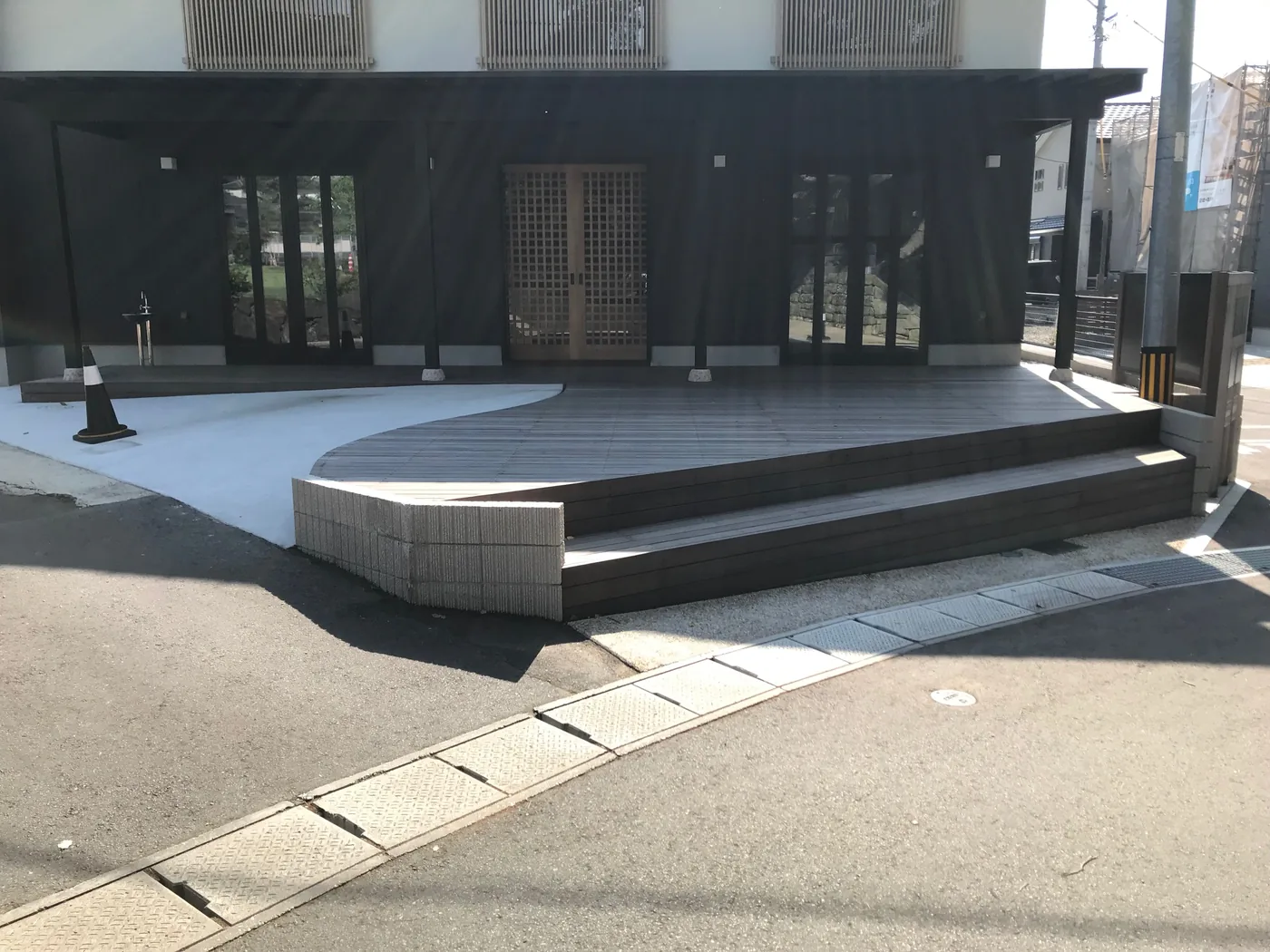 黒い外壁の入口前に広がるウリンワイドステップ