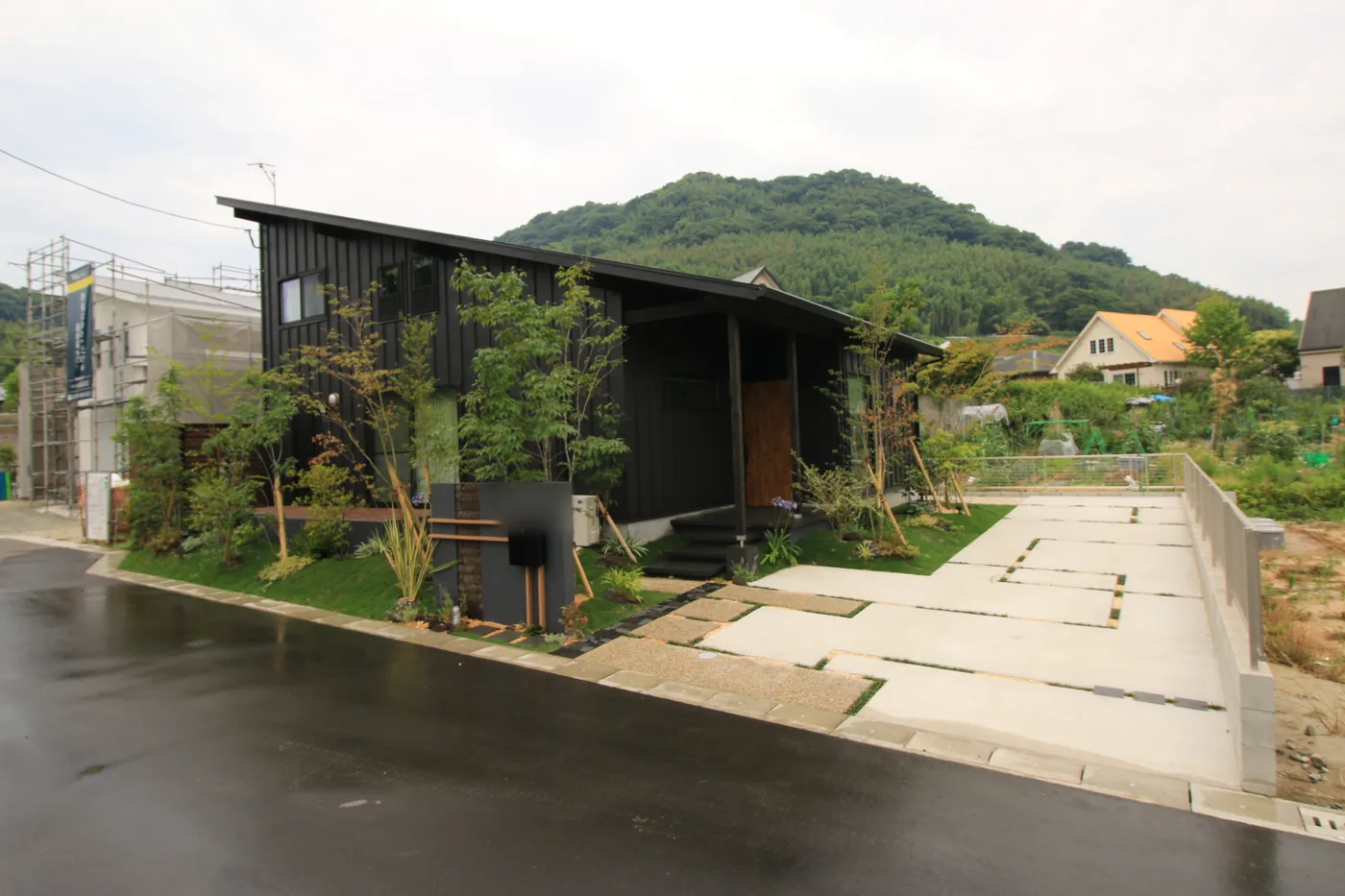 雨天時のアプローチと住宅正面の外構全景