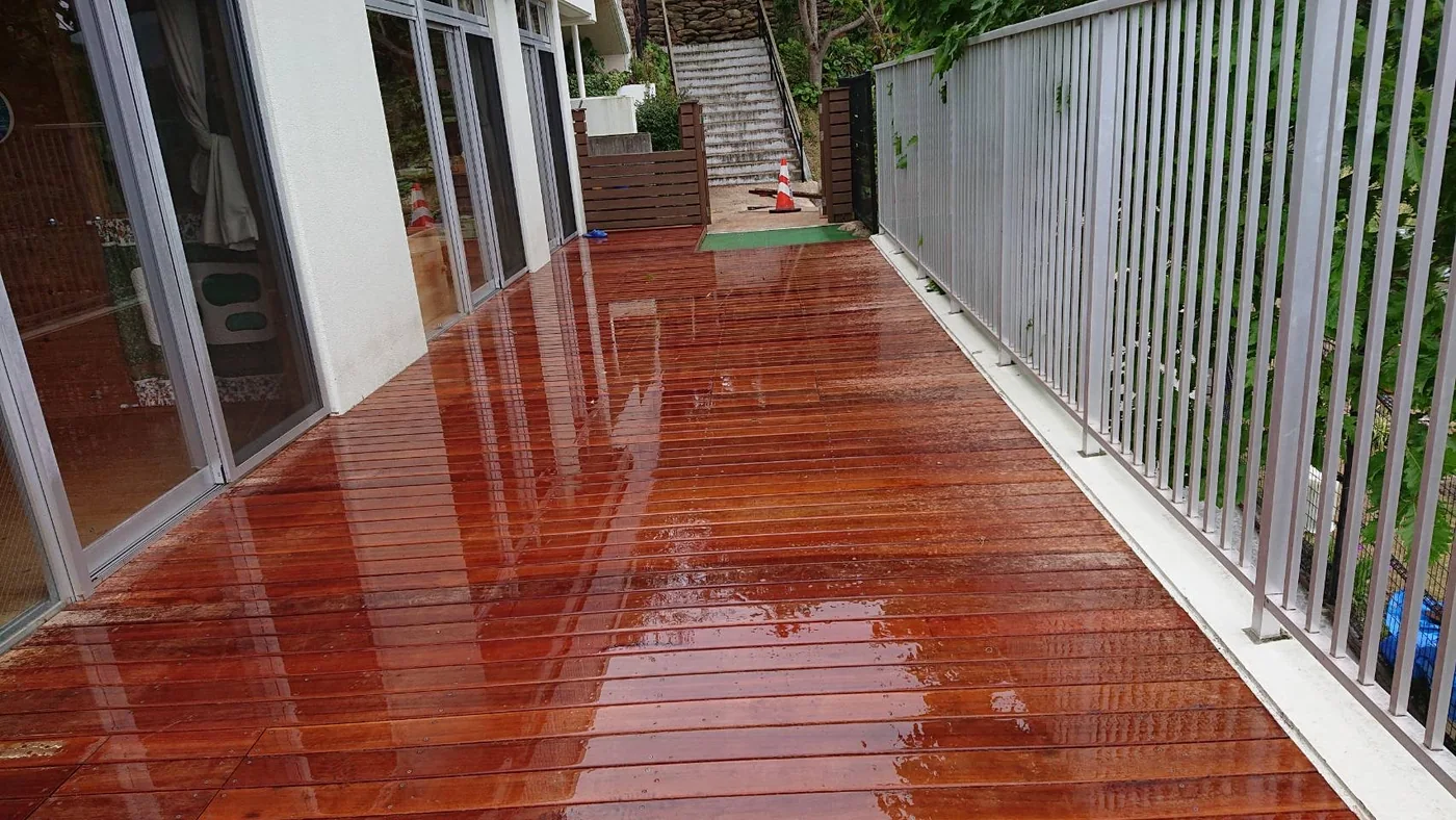 建物沿いにまっすぐ続くウリン通路デッキ