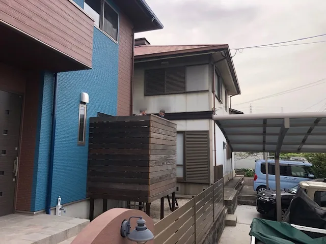 横板を張る前の柱配置と建物脇の空間