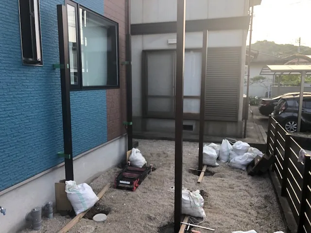 柱を立てて立体的な囲いを組み上げる施工途中