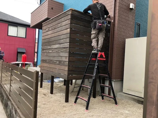 建物脇に完成した箱状のウリン目隠しスクリーン