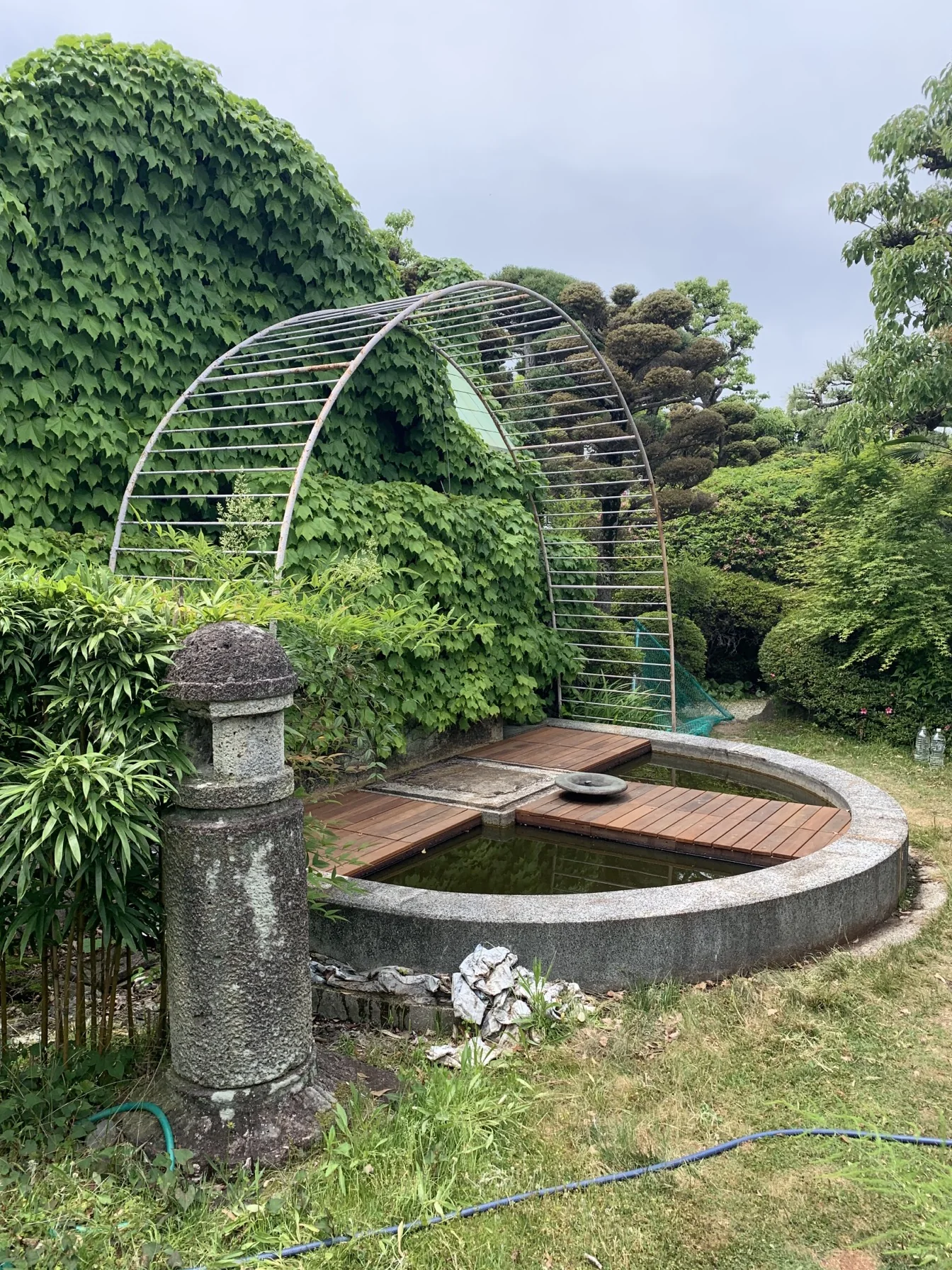 植栽と金属フレームを含めて見た池上デッキ