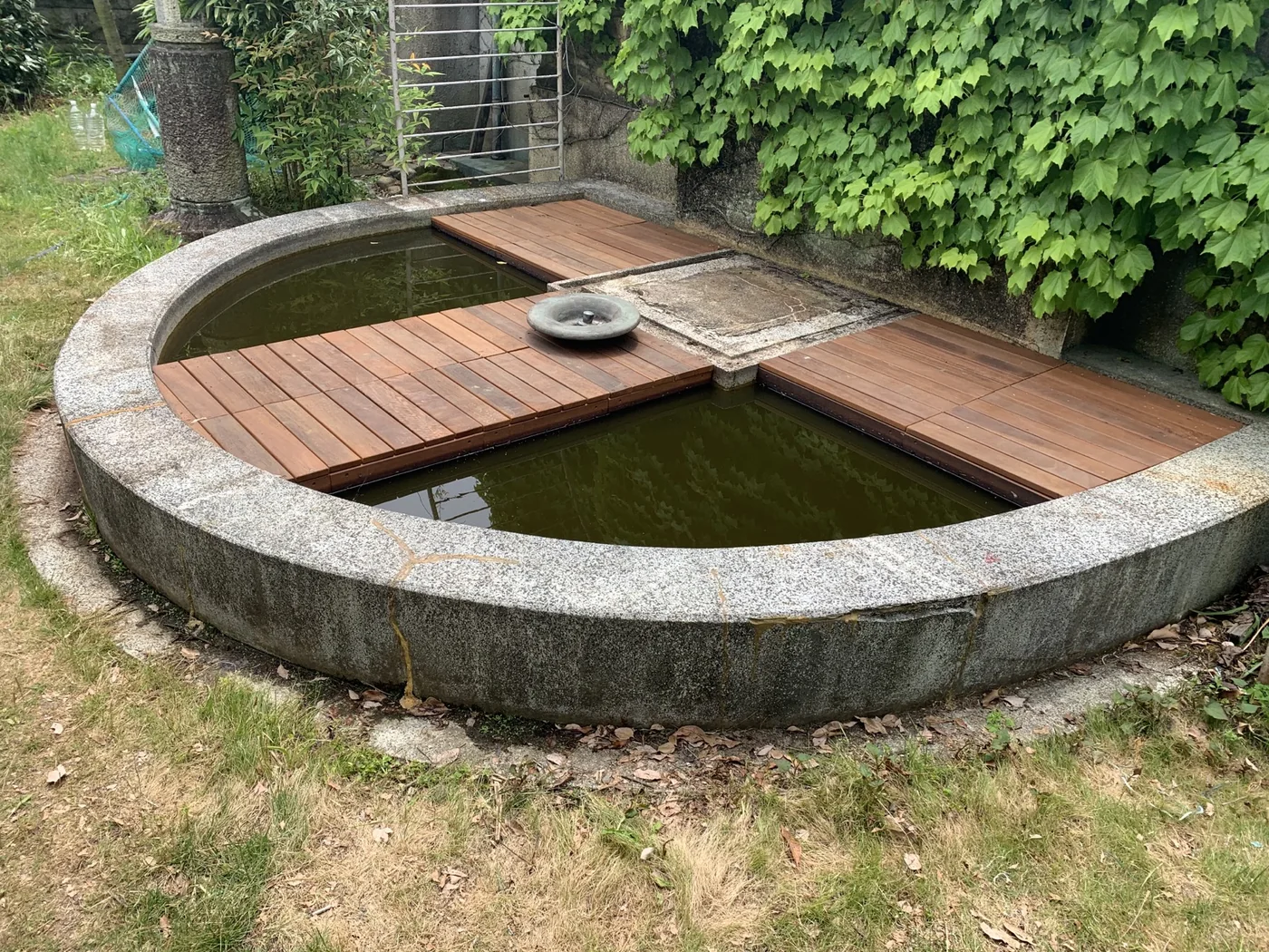 中央で交差する木製通路と水面