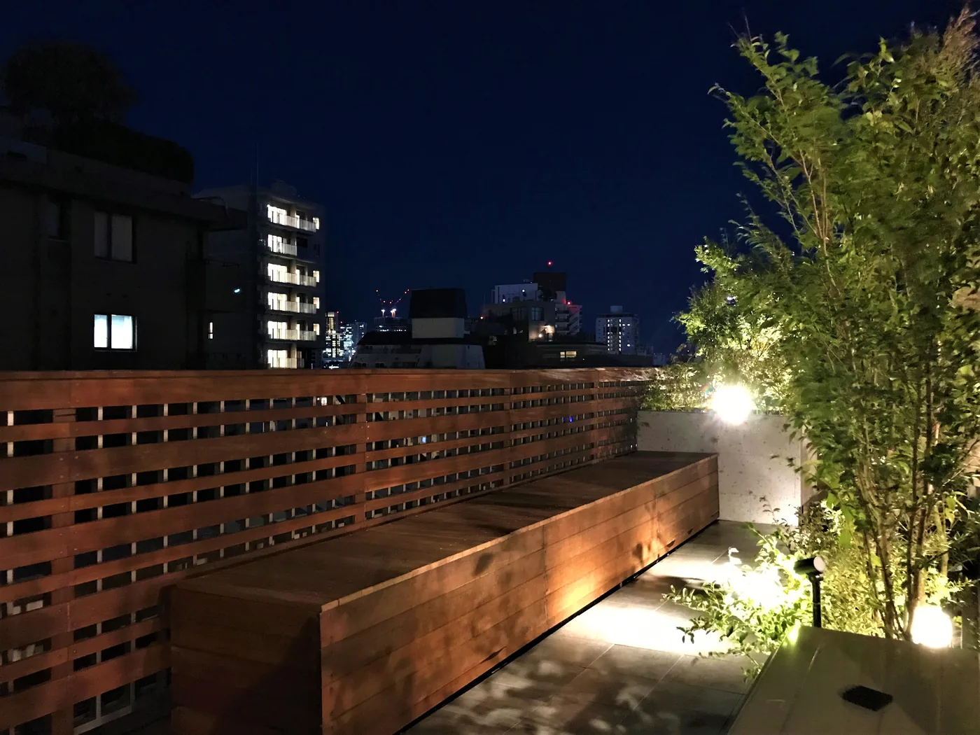 横板フェンスとベンチを照明が引き立てる近景