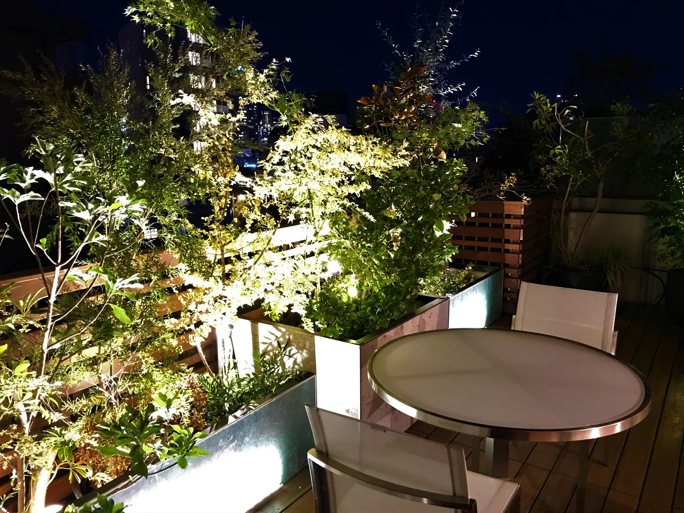 植栽とテーブル席を含むもう一つの滞在場所