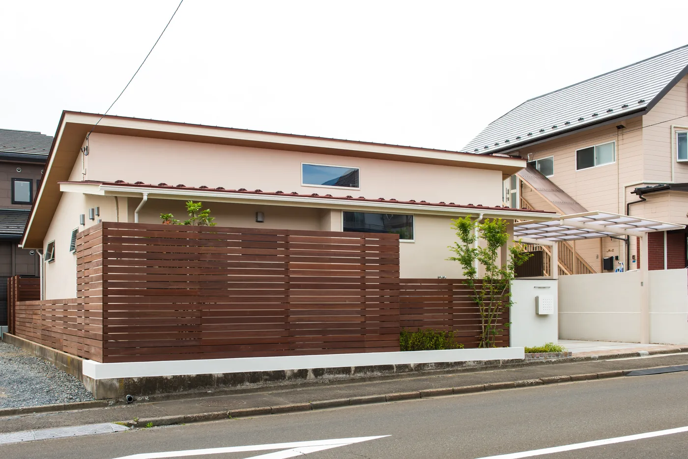 高さを変えながら住まいを包むフェンスの全景