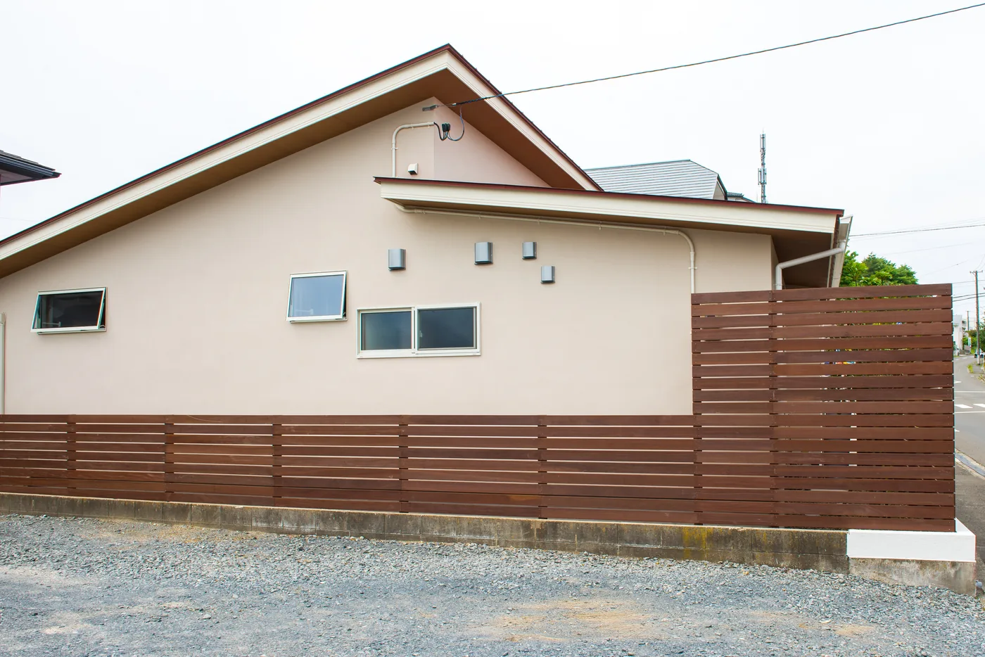 植栽と玄関まわりに抜けを残したフェンス
