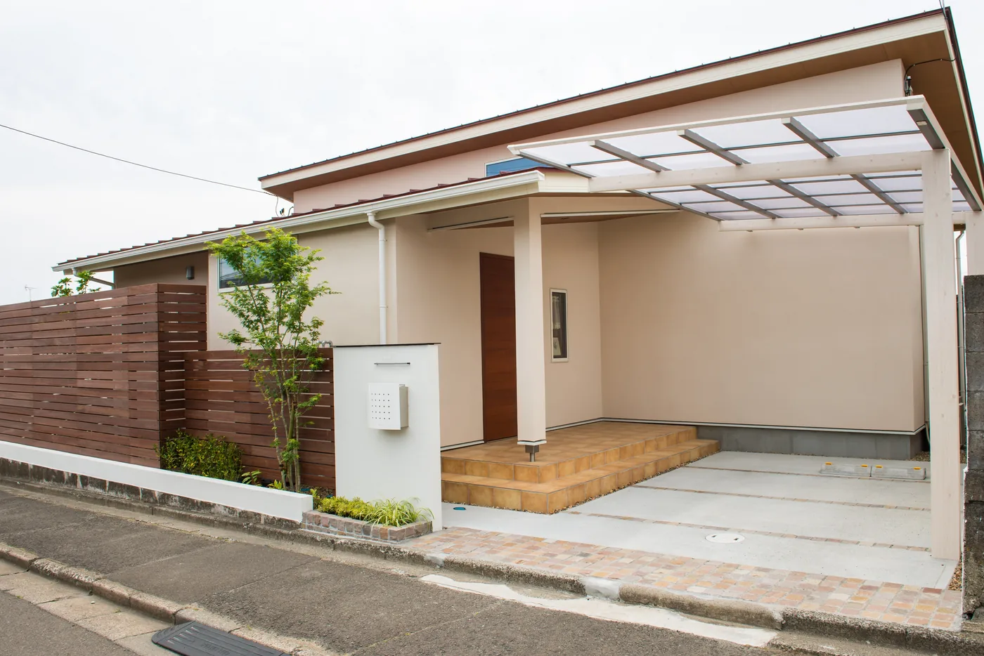 横板と柱の連続感が分かる斜め方向の眺め