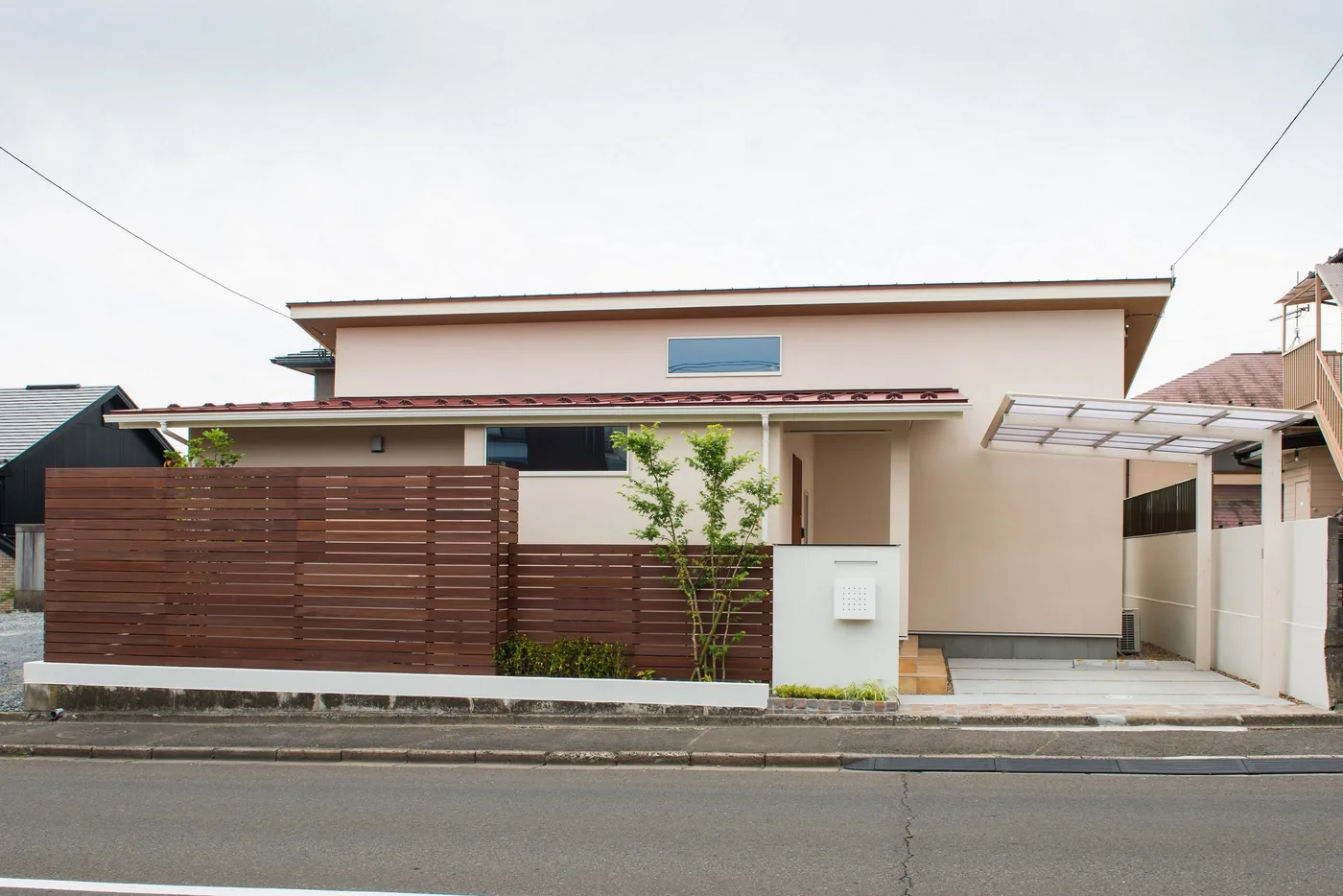 敷地奥まで一体で整えた木の境界