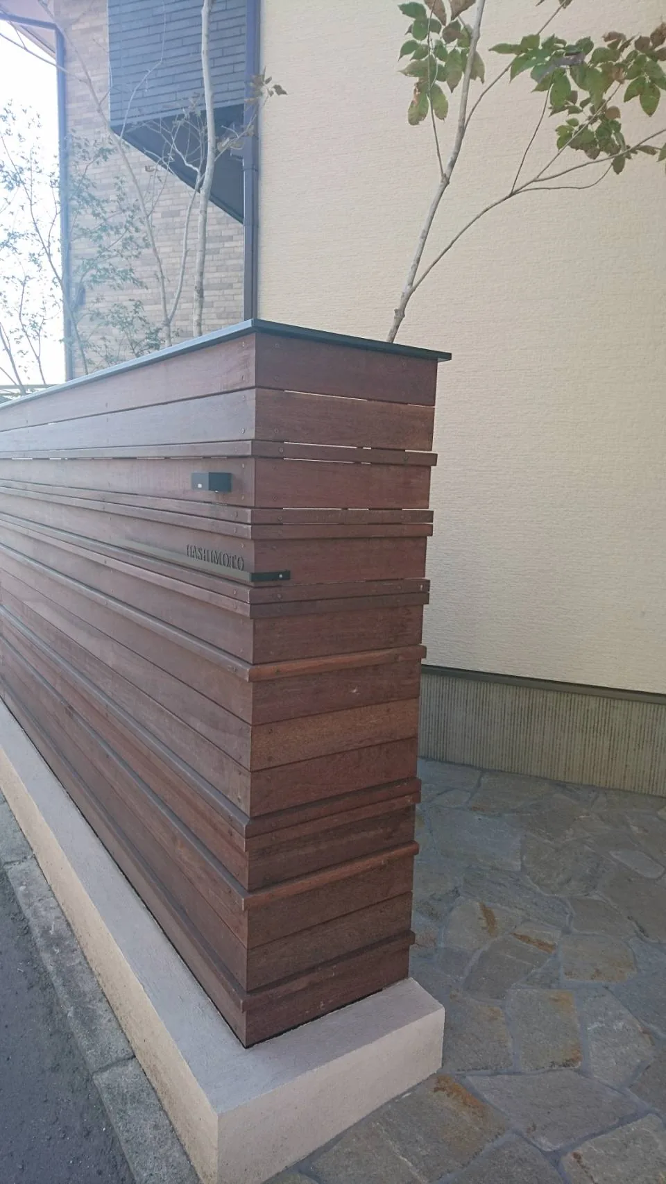 横板フェンスの端部と柱の近景