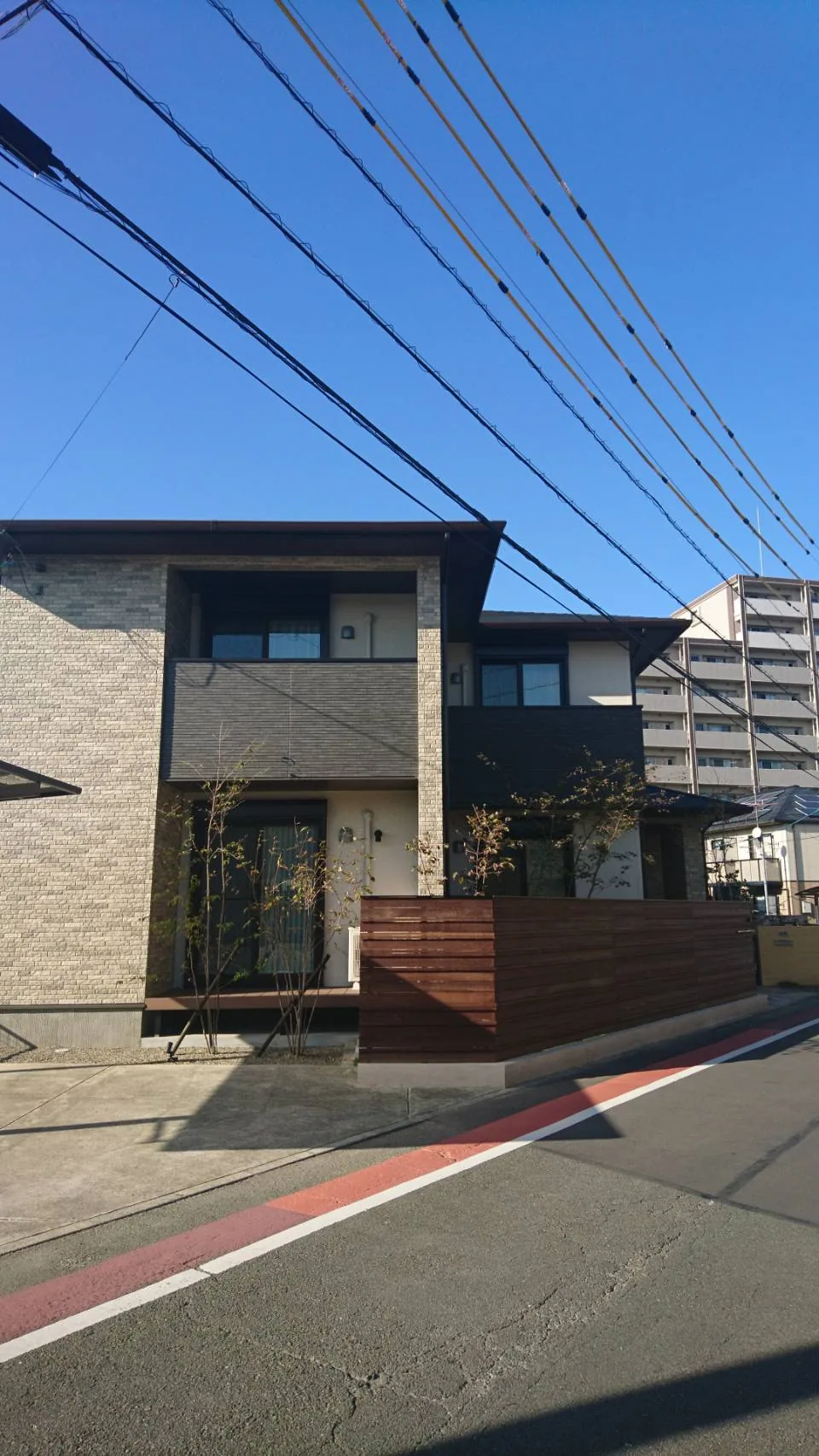 道路側から見る住宅と低いウリンフェンス