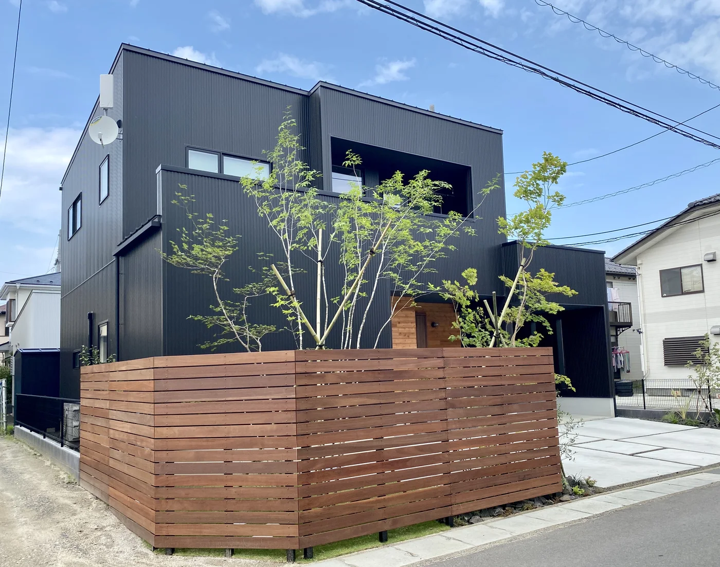 角地の二方向を囲むウリン横板フェンス全景