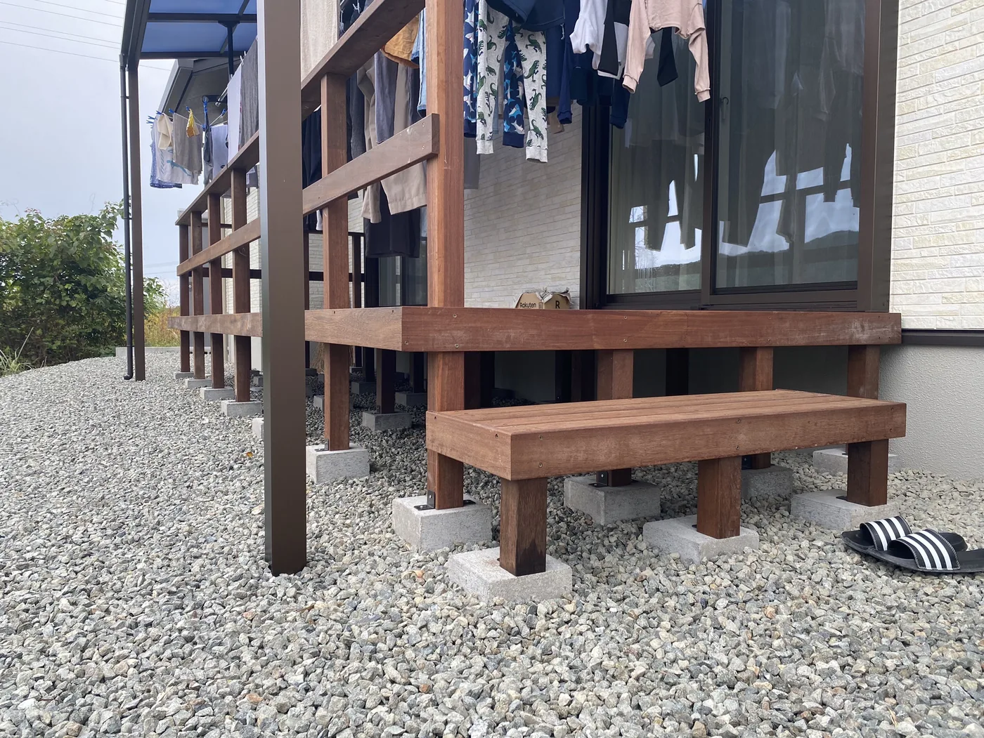 屋根下のウリンデッキと横桟手すり、小さなステップ