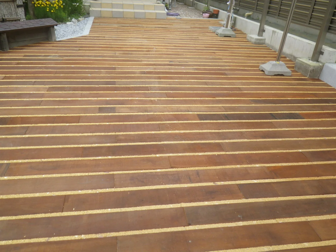 建物側から広場方向へ続く大型デッキ