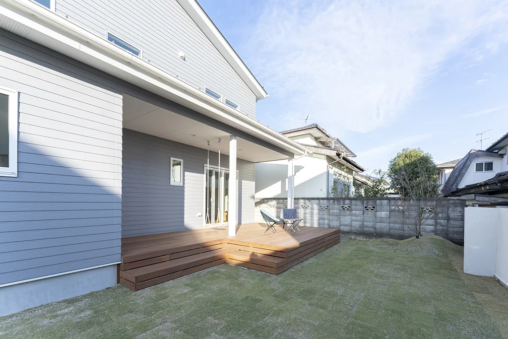 建物脇の芝庭と長いウリンデッキ