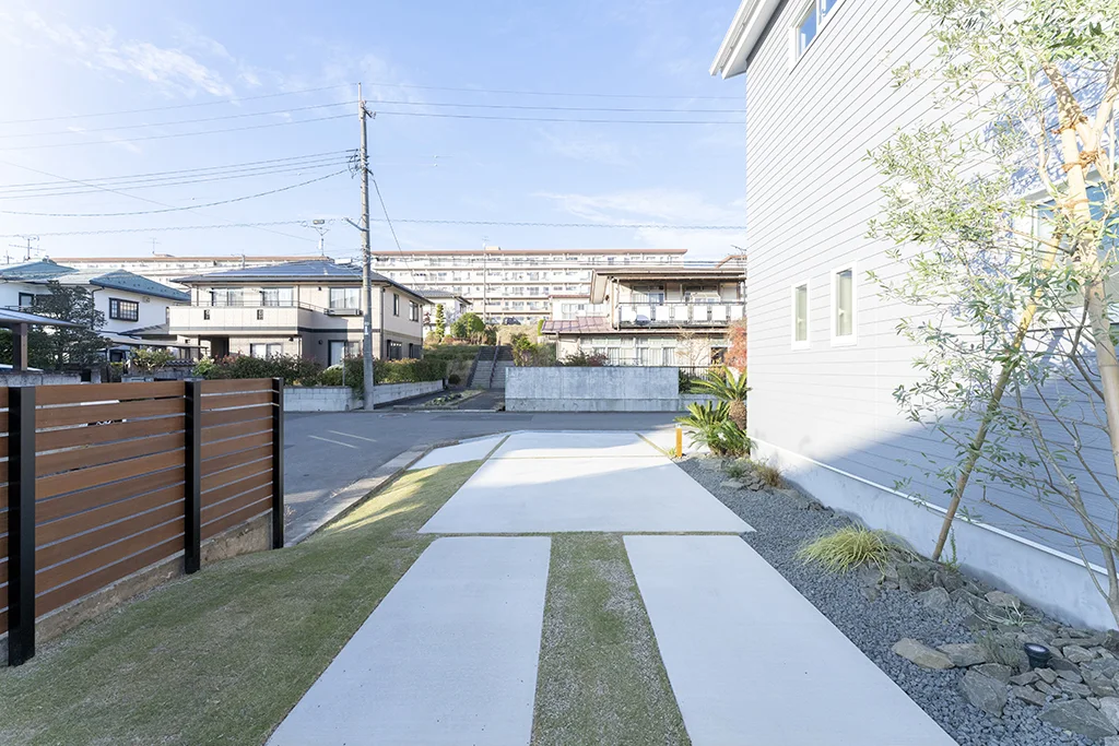 平板のアプローチと横板フェンスの眺め
