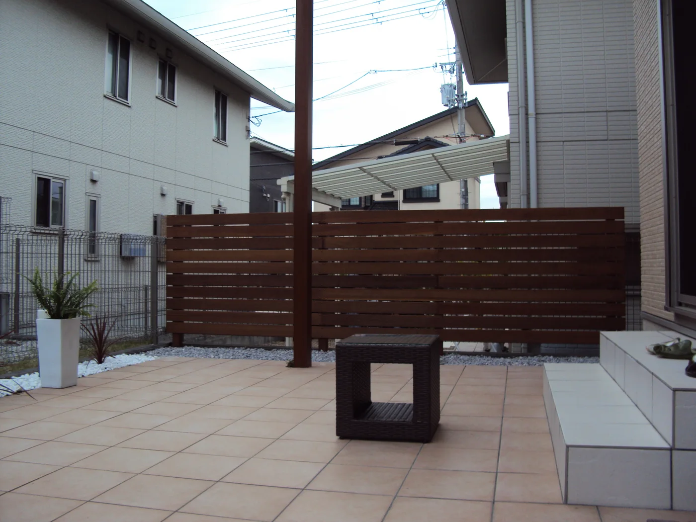 掃き出し窓側から見渡すタイル床と木製境界
