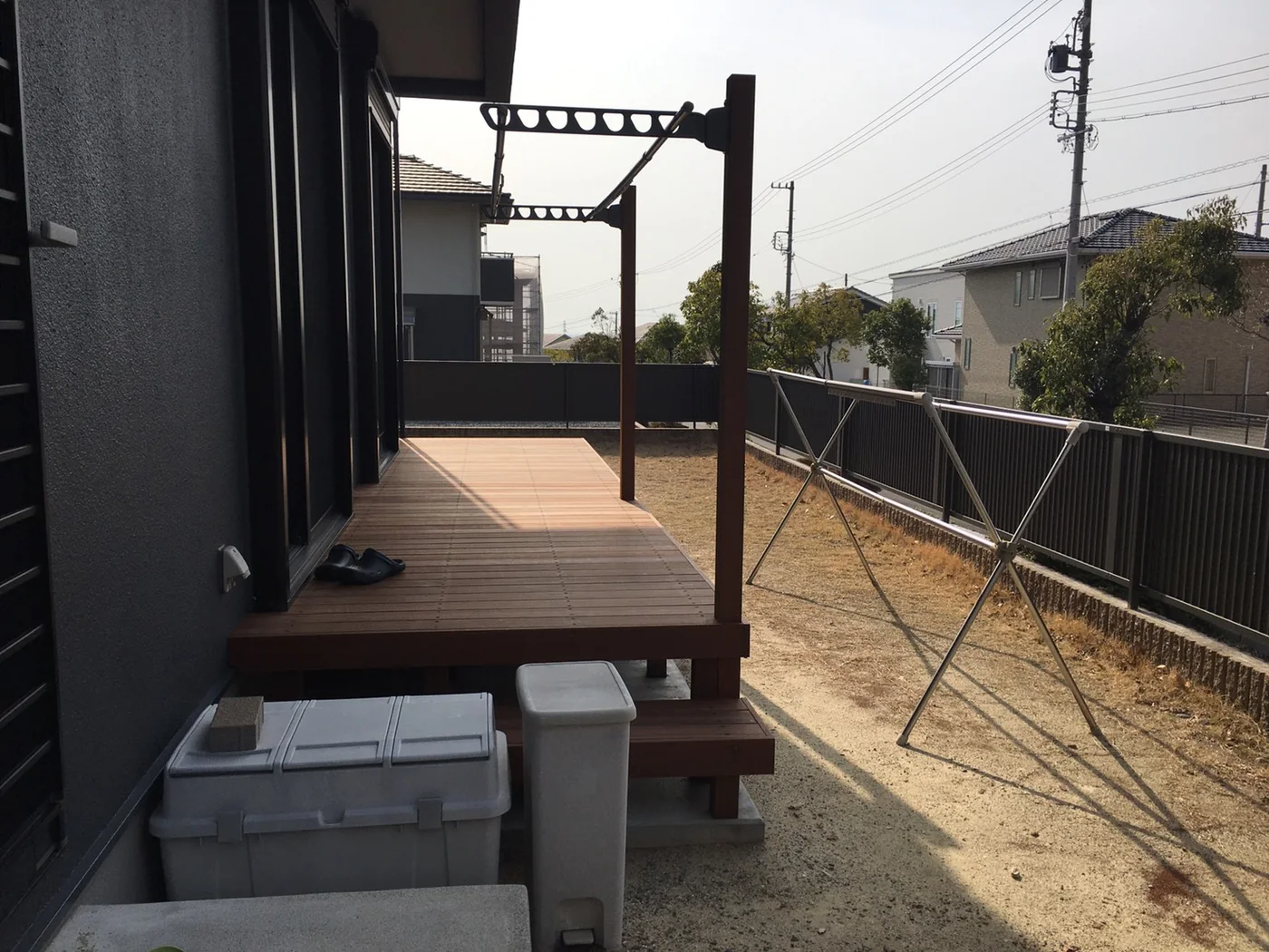 建物端部から見た低床デッキと庭動線