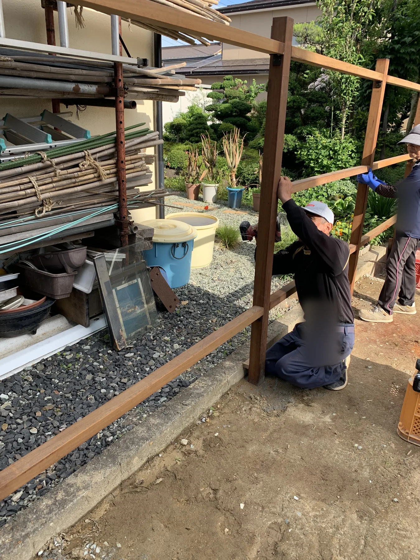 異なる場所へ同じ意匠を繰り返した外構の眺め