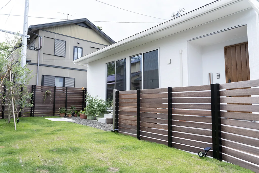 玄関側から見るフェンスと植栽の関係