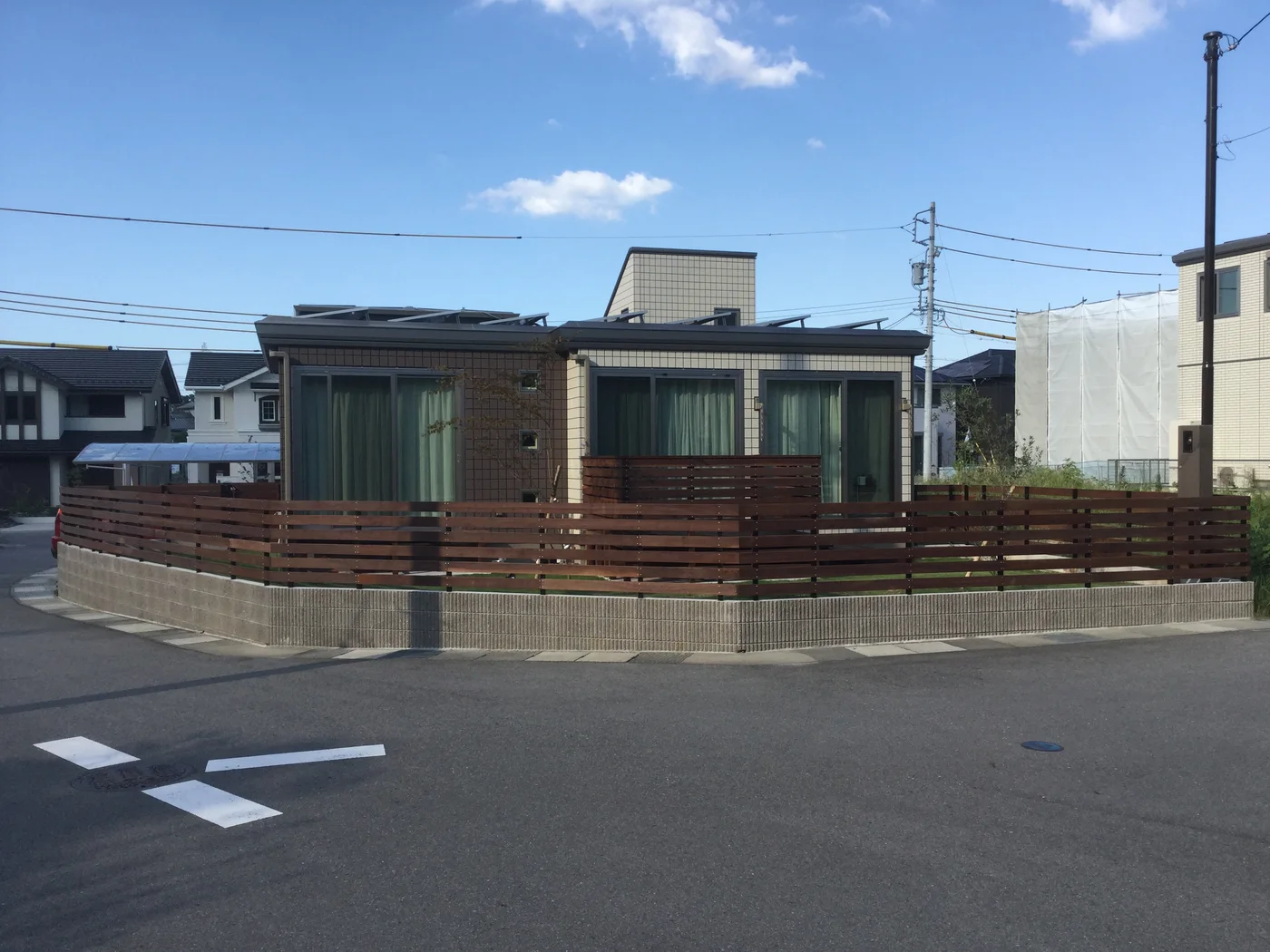 道路境界を囲むウリンフェンスと住宅全景