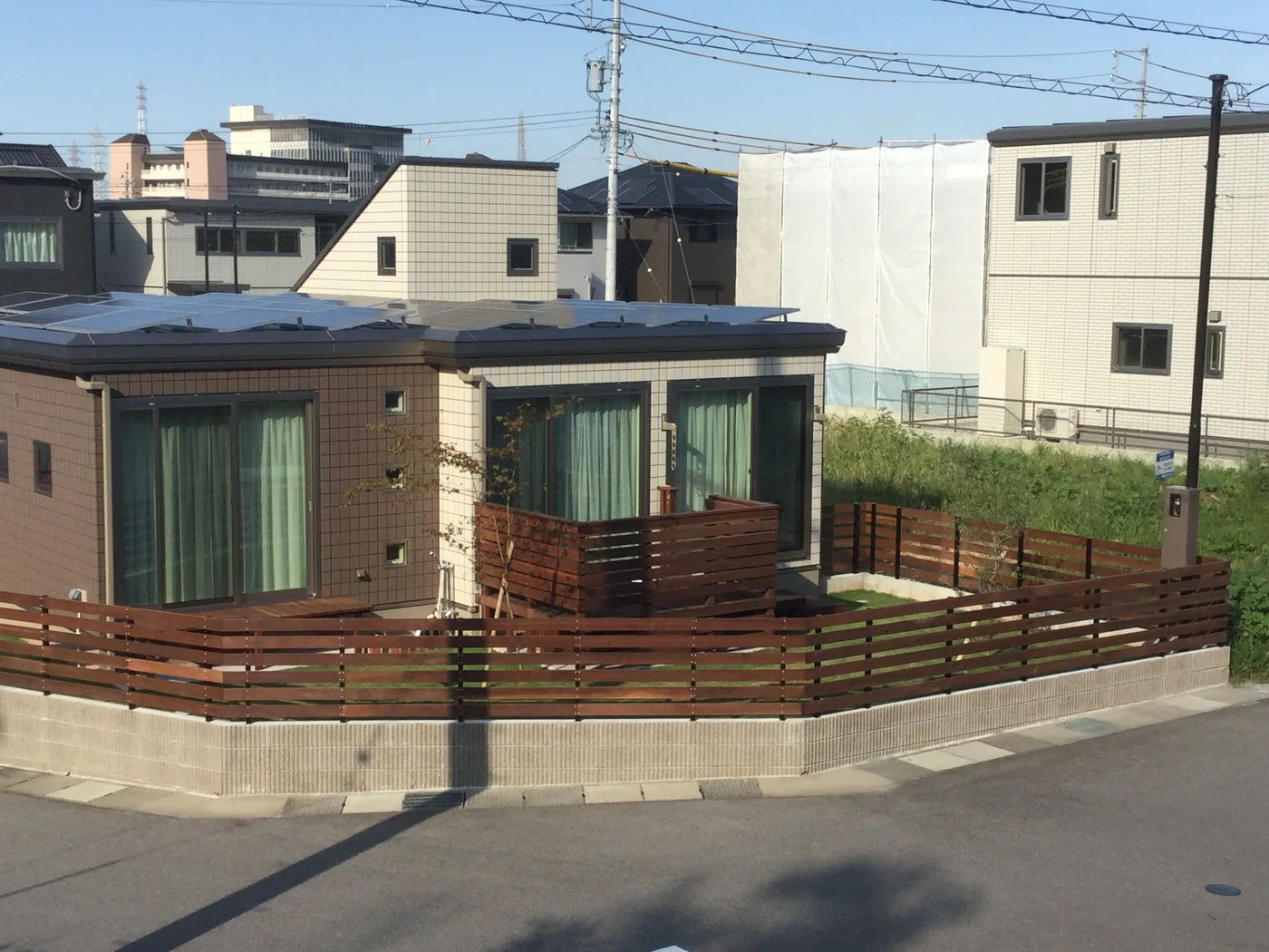 道路側から見る住宅とドッグランフェンス