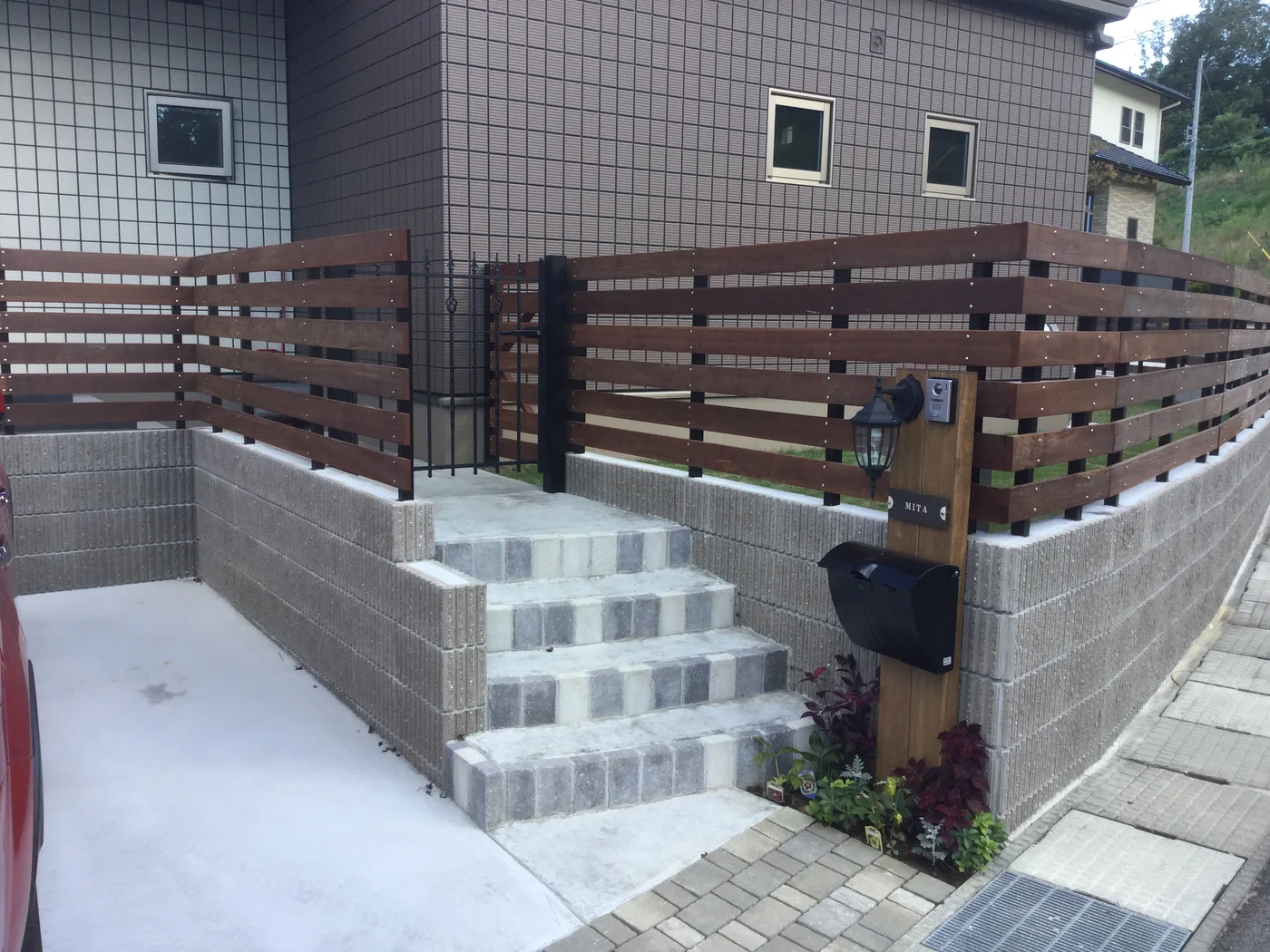 外部入口の門扉とコンクリート段差の納まり