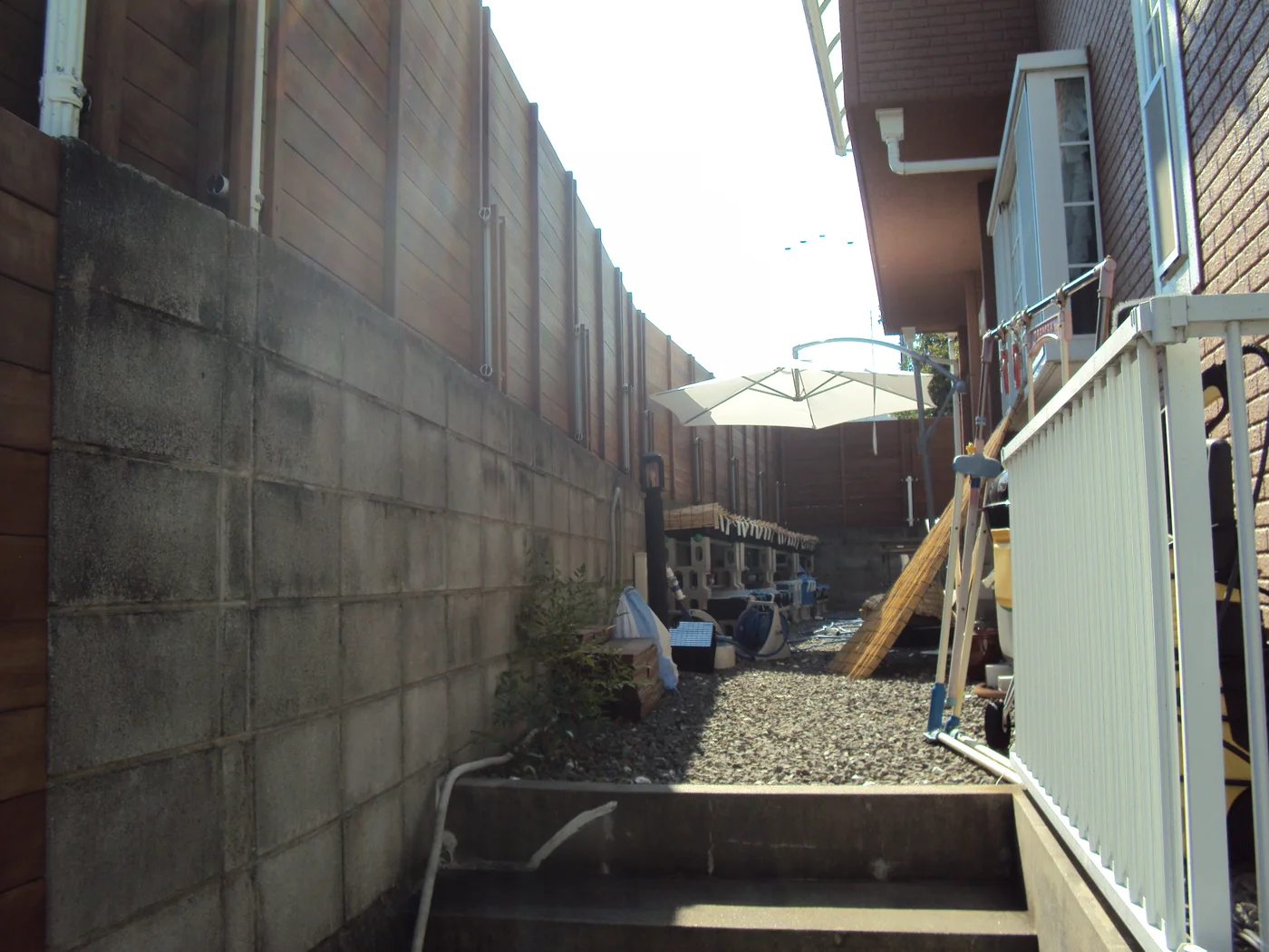 建物と境界の間に残した設備通路