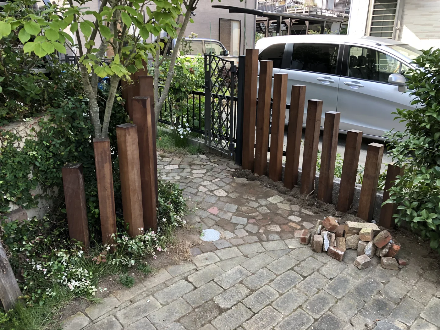 石貼りの庭動線と高さを変えた木製境界