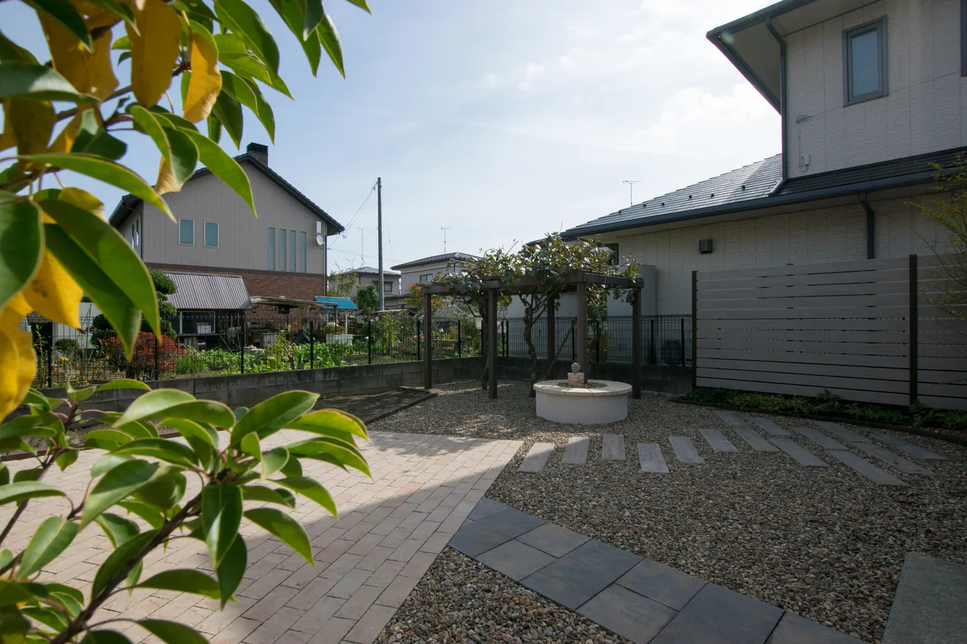 庭全体に伸びる果樹とウリンパーゴラの遠景