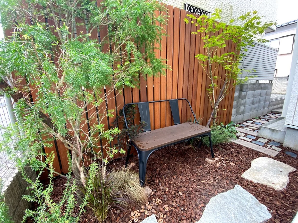 植栽越しに見る落ち着いた木の背景