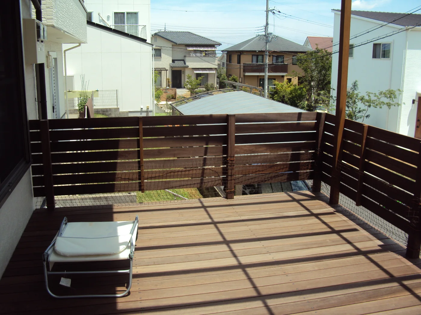 建物側から見る床板と横板フェンス