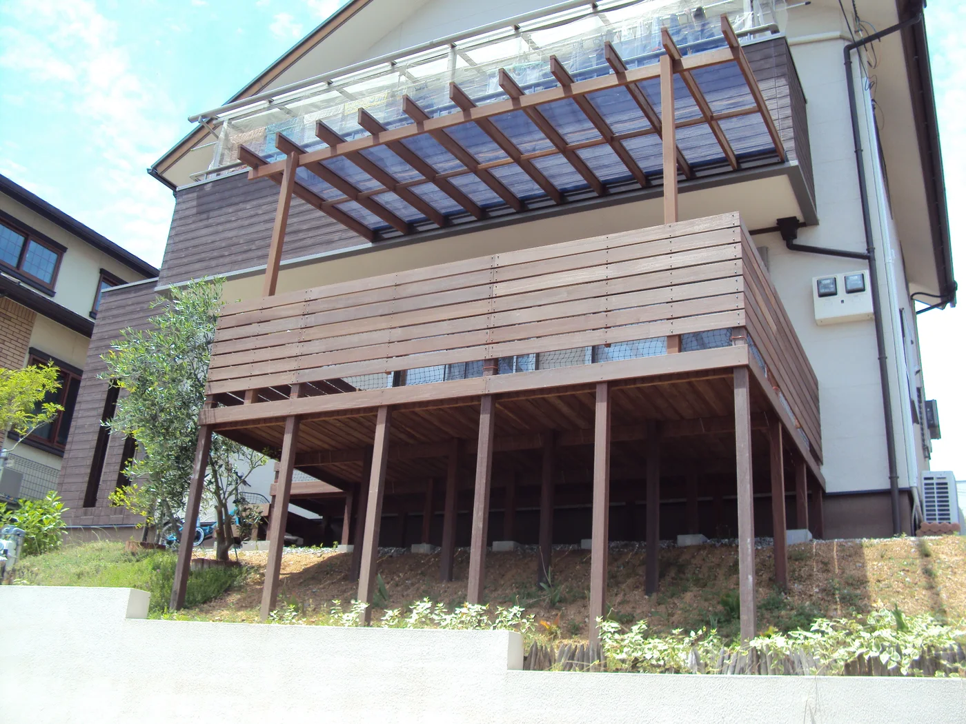 建物正面に張り出したウリンデッキ外観
