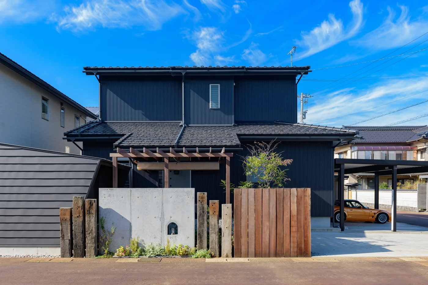 門塀、ウリン板、パーゴラを含む住宅外構全景