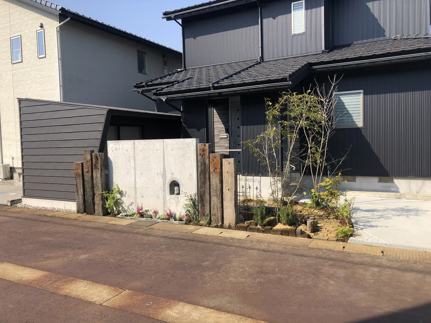 道路側から見渡す門塀と玄関アプローチ