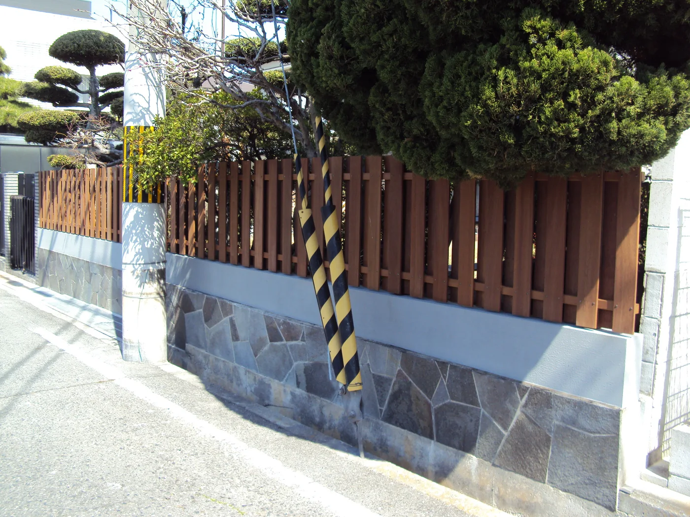 道路角から見る石垣とウリン縦格子フェンス