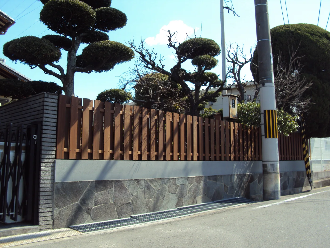 門扉側から見渡す和風庭園の木製境界