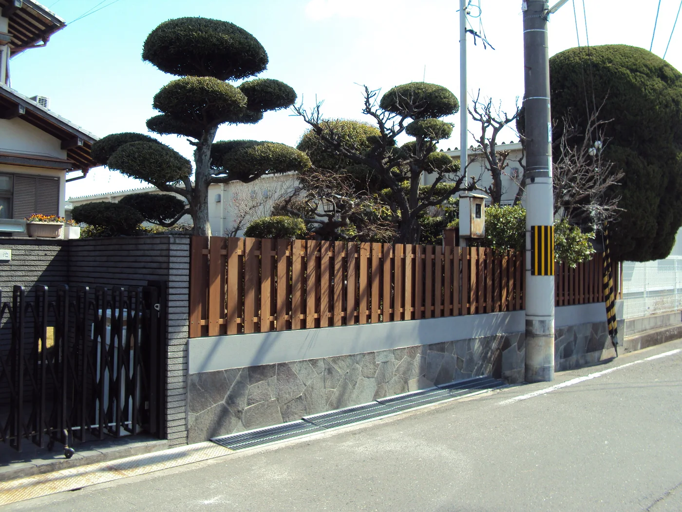 門まわりと庭木を背景にしたウリンフェンス