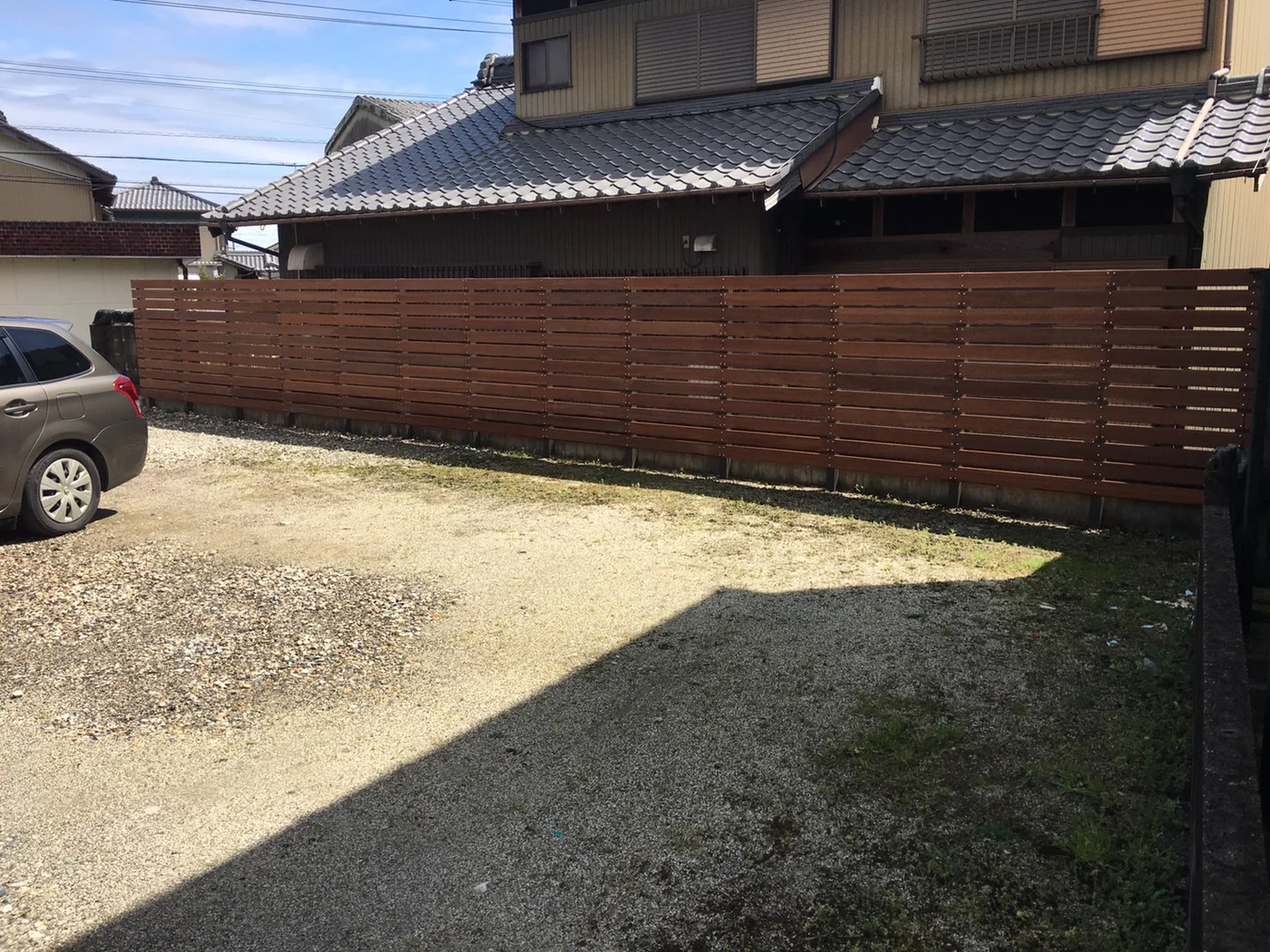 道路側から見る和風住宅とウリン横板フェンス
