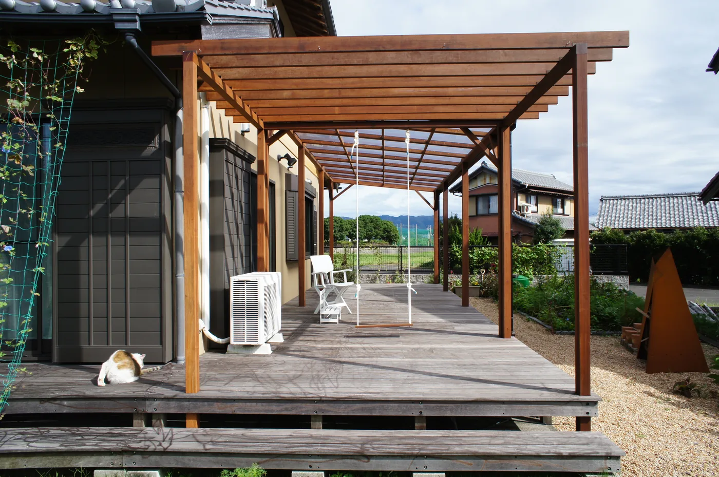 建物端部から見る床面と柱梁の連続