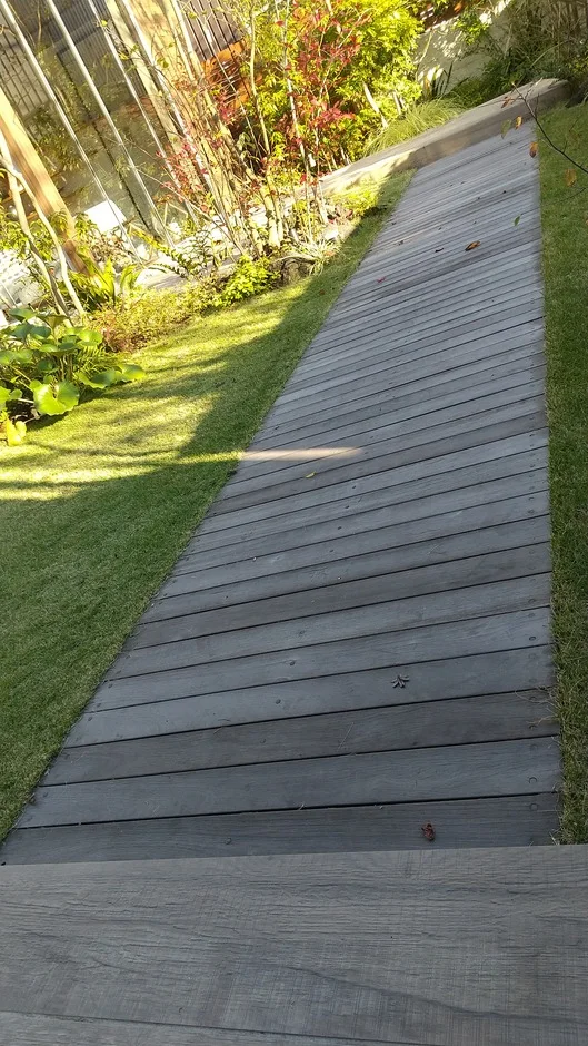 建物側から見通すウリン通路デッキ全景