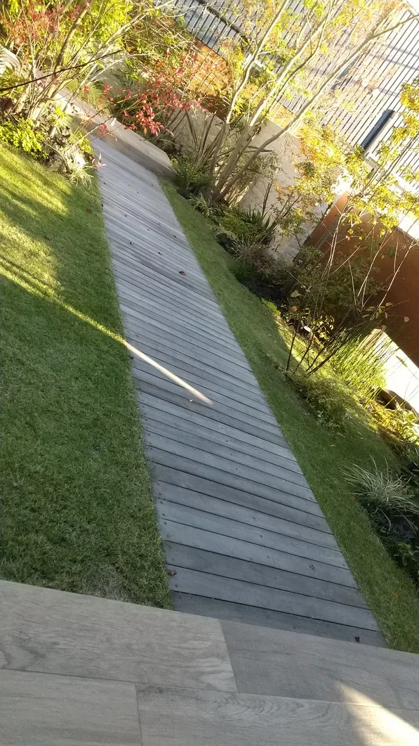 芝庭の縁に沿って続く細長いウリン床