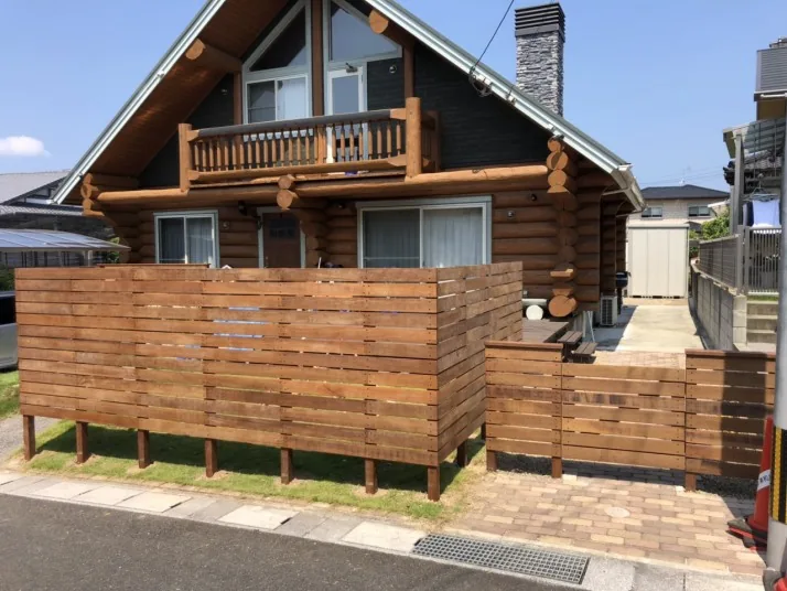 ログハウス前庭と門まわりを囲むウリン横板フェンス
