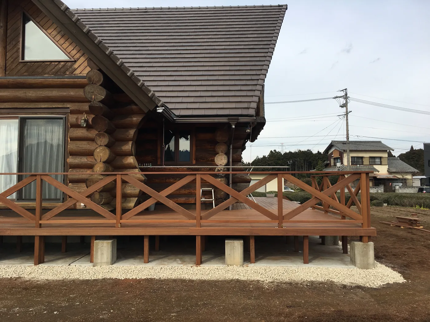 建物正面に沿うデッキとクロス手すり
