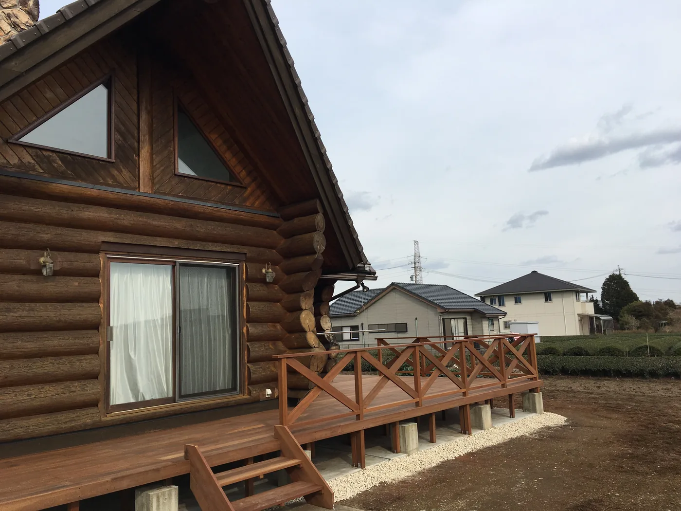 建物側面まで連続する高床ウリンデッキ