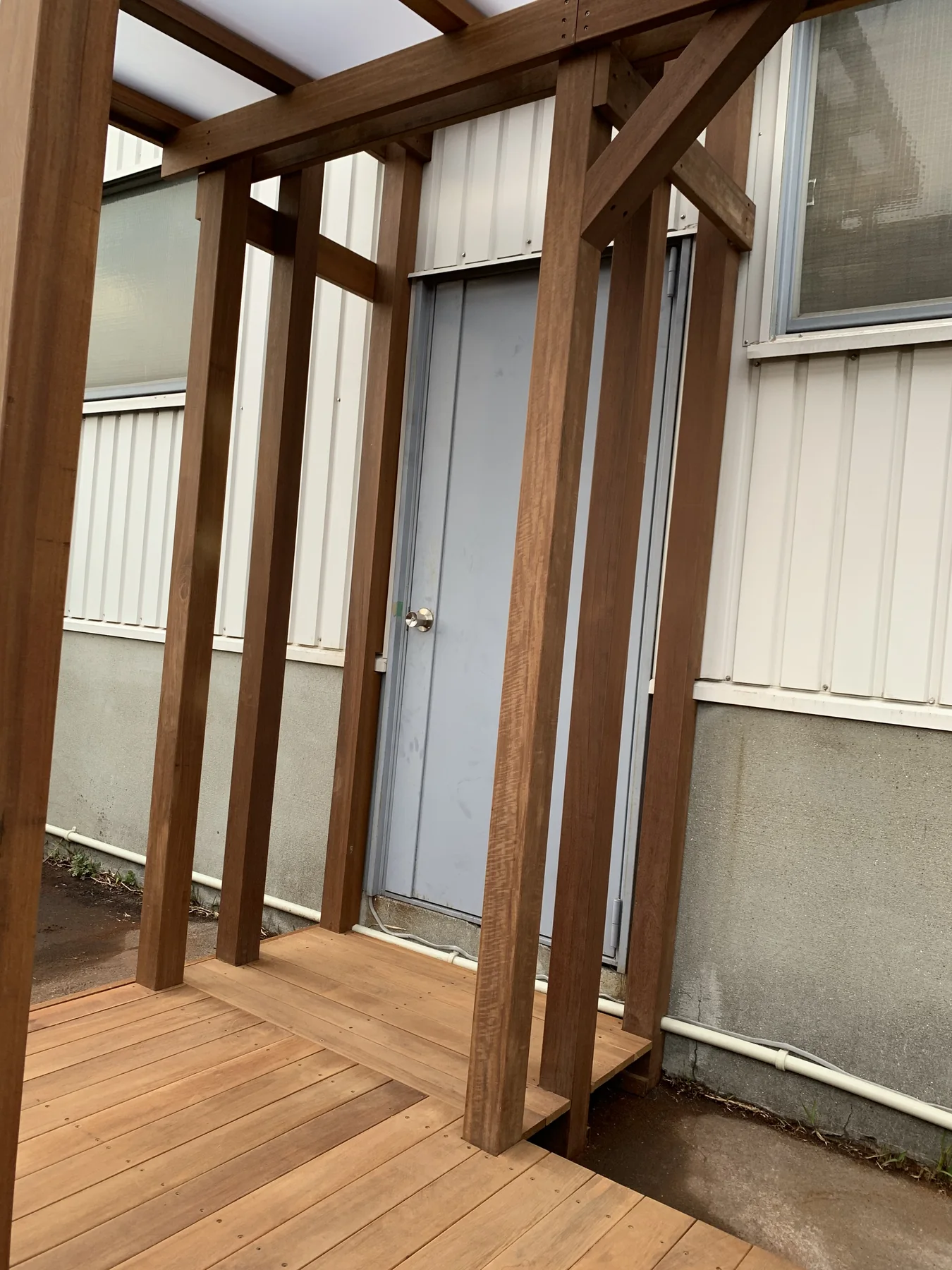 柱が集まる通路端部の木組み