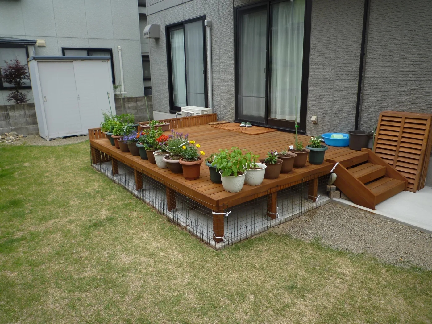 庭側から見る植物に囲まれたウリンデッキの全景
