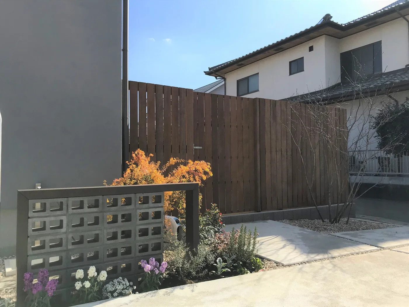 建物の外壁と軒裏に調和する木の目隠し